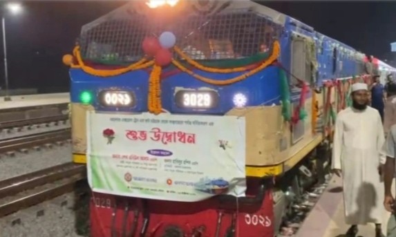 কুমিল্লায় থামল কক্সবাজারগামী মহানগর এক্সপ্রেস